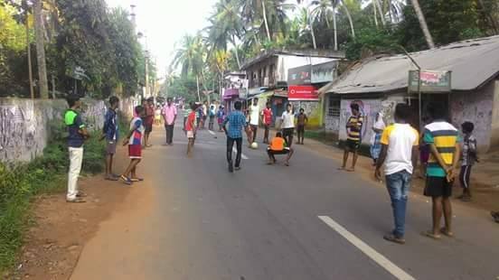 Podczas przedłużających się protestów rodziców, dzieci bawią się na ulicy. Indie.•kolekcja M. Paniadima