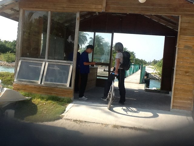 Malediwy. Nie tak łatwo było wyjechać z resortu do pobliskiej wioski. Musieliśmy mieć specjalny permit i okazać go na 2 kolejnych wartowniach.•Foto: D.Jaworska