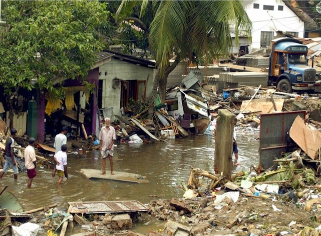 W tsunami na Sri Lance,w grudniu 2004 roku, 35 tysięcy osób zginęło, a około miliona zostało dotkniętych skutkami kataklizmu na przykład poprzez utratę domu, dobytku.•Foto: sinhaya.com