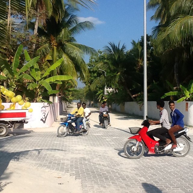 Przygotowania do wiecu w wiosce Mahedhoo, Malediwy•Foto: D.Jaworska