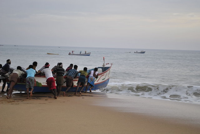Rybacy z wioski rybackiej na wybrzeżu Morza Arabskiego, Indie•foto: D. Jaworska
