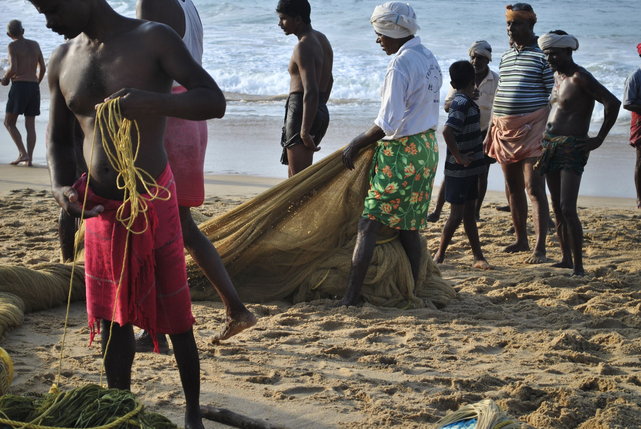 Dzieci kręcą się w pobliżu rybaków z Kerali zarówno przed wypłynięciem w morze, jak i po powrocie. Czasem tylko przeszkadzają przy składaniu sieci. Morze Arabskie, Kovalam, Indie.•Foto:. D. Jaworska