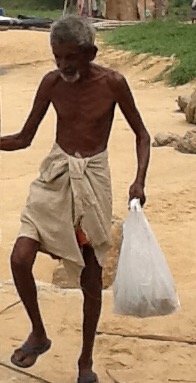 Starzec nad brzegiem morza w Kerali. Chowara, Indie•foto: D. Jaworska