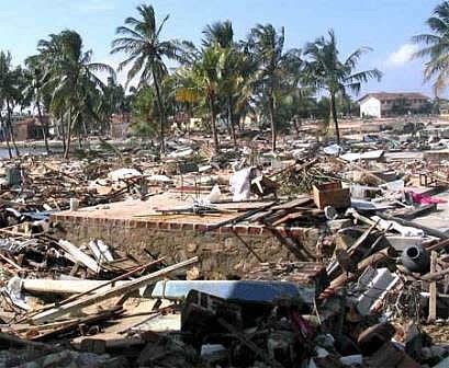 Tsunami w grudniu 2004 roku pochłonęło ćwierć miliona ofiar w Indonezjii, na Sri Lance, w Indiach i Tajlandii. • Foto:hikenow.net