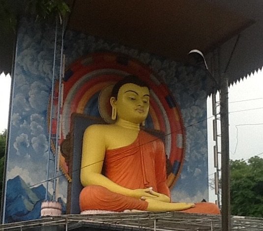 Posąg Buddy na skrzyżowaniu w górskim miasteczku Kandy. Srodkowa Sri Lanka•Foto: D. Jaworska