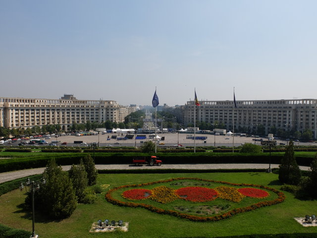 Bulwar Uniri, jedna z głównych arterii miasta i jednocześnie najbardziej reprezentacyjna ulica Bukaresztu, biegnąca w kierunku Parlamentu, jest o 6 m dłuższa od Pól Elizejskich.