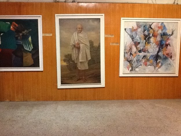 Muzea w Indiach to osobny rozdział. Nie ma już takich miejsc w Polsce z trzeszczącą podłogą i krzywo wiszącymi obrazami. Muzealne sprzęty sprawiają wrażenie, że są równie stare jak eksponaty, które przechowują•foto: D. Jaworska