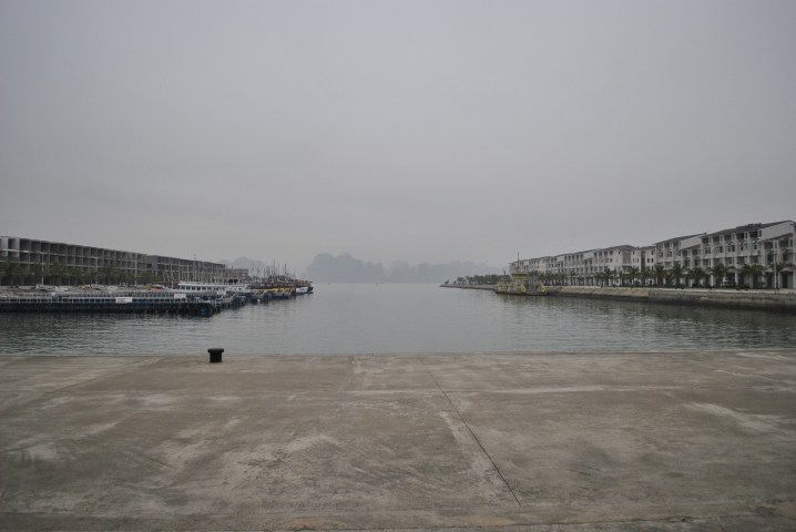 Na wyspie Tuan Chau. Budowa apartamentowców z widokiem na skarby zatoki Ha Long.. Foto: D. Jaworska