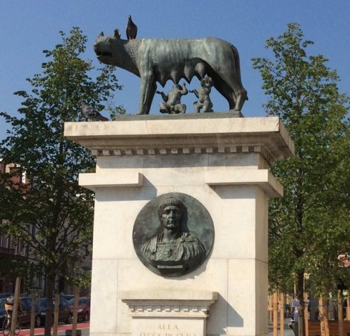 Pomnik wilczycy w Kluż-Napoka, symbol rzymskiej przeszłości Rumunii za czasów Cesarza Trajana, dumy Rumunów.•Foto: D. Jaworska
