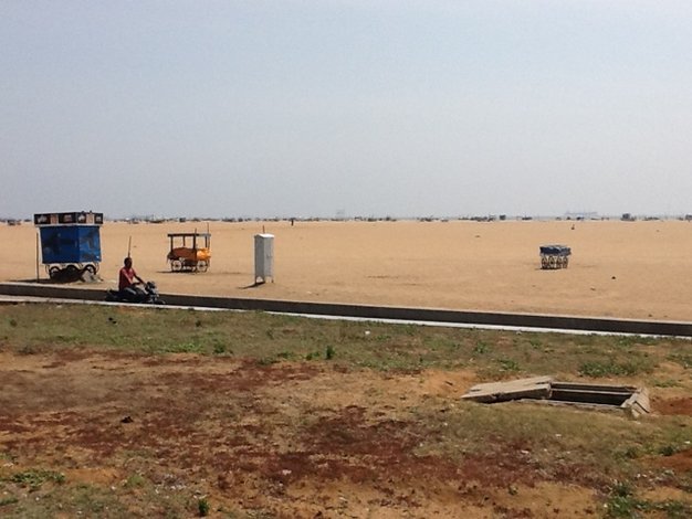 Otwarta studzienka kanalizacyjna przy jednej z największych plaż na świecie. Marina Beach w Chennai. Wieczorami zbierają się tu tłumy ludzi, Hindusi odpoczywają tu całymi rodzinami, chłodzą się po upalnym dniu korzystając z morskiej bryzy.•foto: D. Jaworska