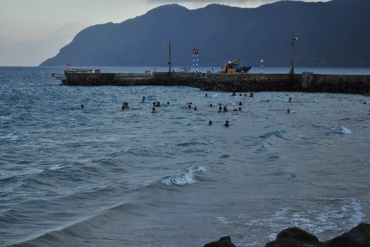  Mieszkańcy Con Dao co wieczór spotykają się w wodzie przy brzegu. Nie pływają. Moczą się i słuchaja wieczornych wiadoności nadawanych przez szczekaczki we wsi.. Foto: D. Jaworska