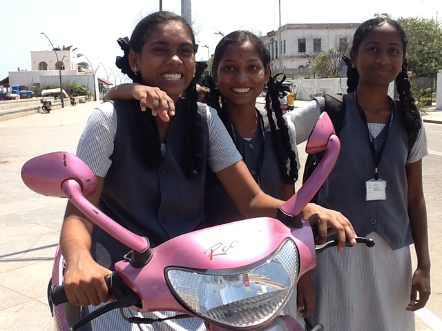 Dziewczynki wracające ze szkoły w Pondicherry. Foto: D. Jaworska