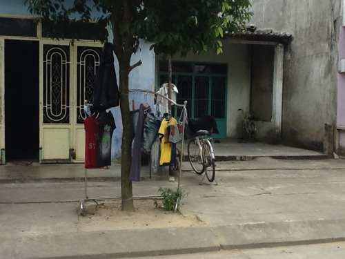 Sklepiki na kilka wieszaków. Wietnam. Foto: D. Jaworska