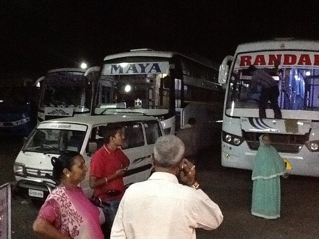 Sleepien Bus pomiedzy Bombajem i Palitana, Indie. Nocny przystanek•Foto: D.Jaworska